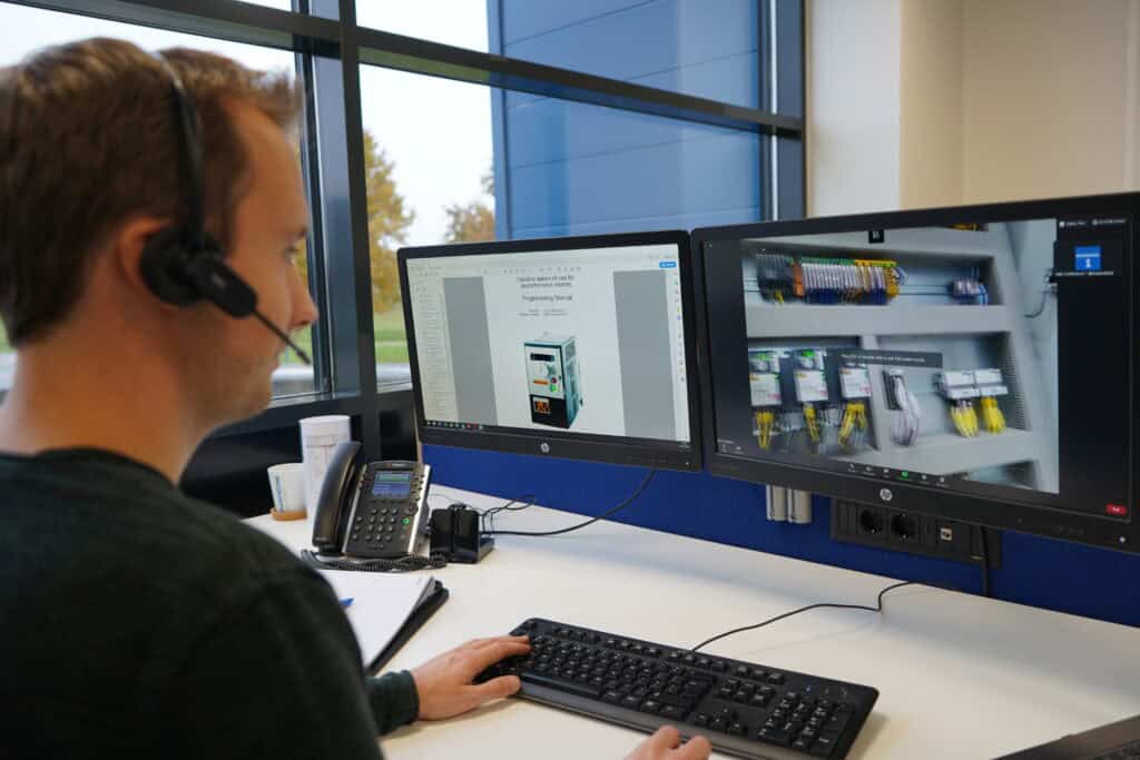 KRANENDONKのサポートエンジニアがデュアルスクリーンのセットアップで遠隔サポートを提供します。