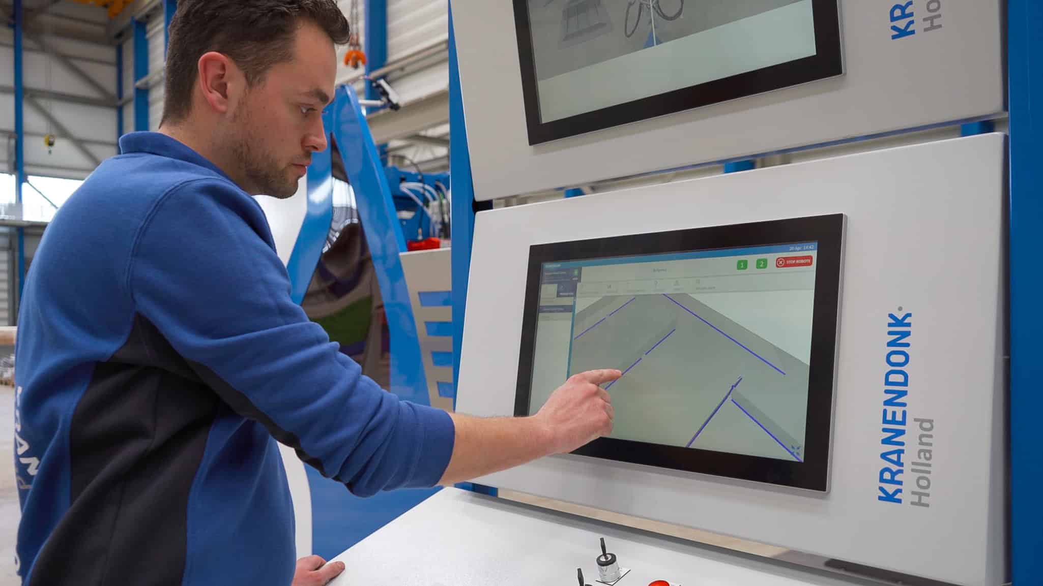 KRANENDONK社でデジタル溶接制御用ARAC 5タッチスクリーンインターフェースを使用するオペレーター。