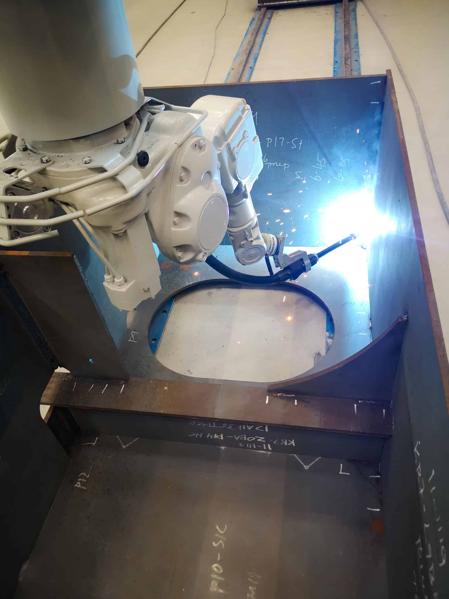 ブロック溶接ガントリを使用して、船体ブロックの狭小なコーナーで精密な溶接を行うロボット溶接アーム