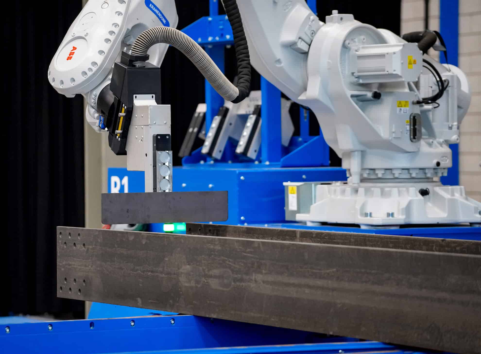 梁上に取付部品の位置決めをするKRANENDONKのロボットビームコンストラクター。