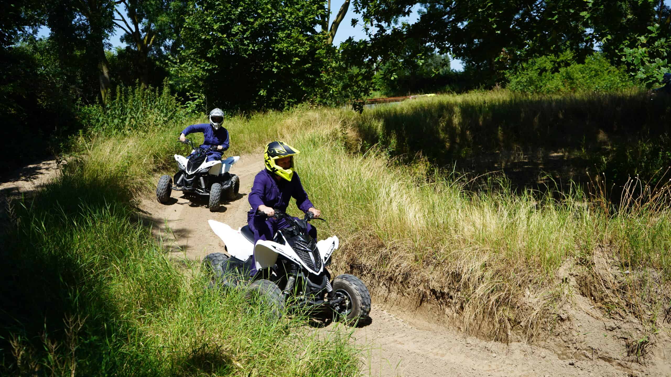 社員旅行中に四輪バイクに乗る同僚たち