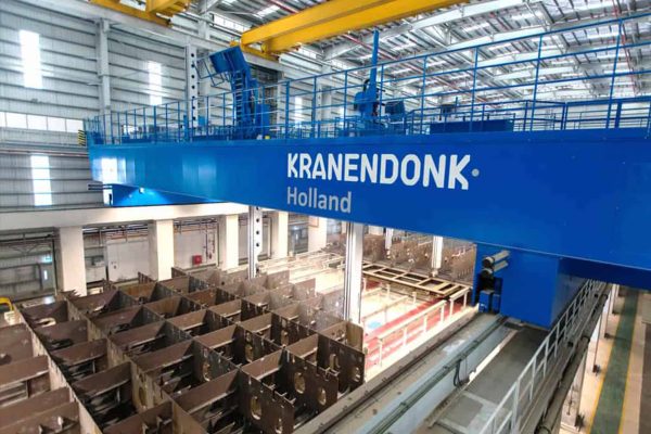 KRANENDONKの大型ブロック溶接ガントリーが、工業施設内のブロック組立エリアで作動している様子。